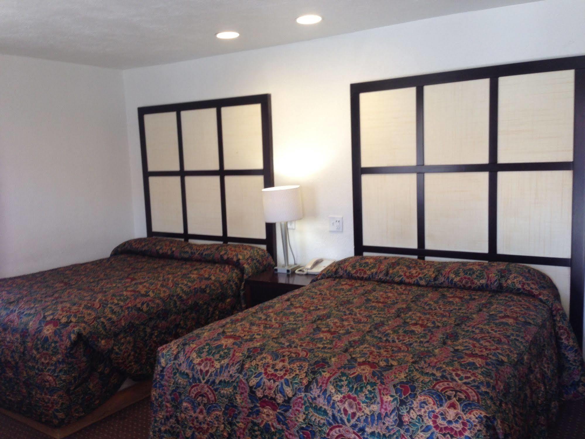 Roswell Inn Екстериор снимка